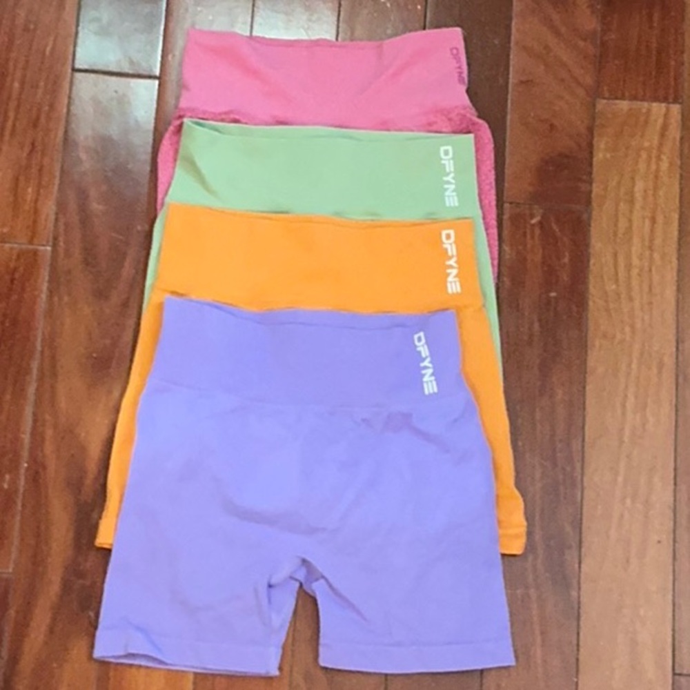 DFYNE 4.5” scrunch short fitness (lot of 4) FIT0022